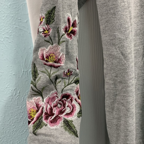 Floral Embroidered Gray Sweatshirt - Picture 4 of 10